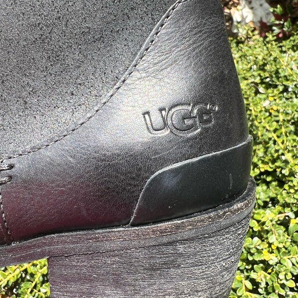 UGG Australia Womens Black Leather Ankle Boots Size 8 Booties 1.5" Heel Zip - Picture 9 of 13
